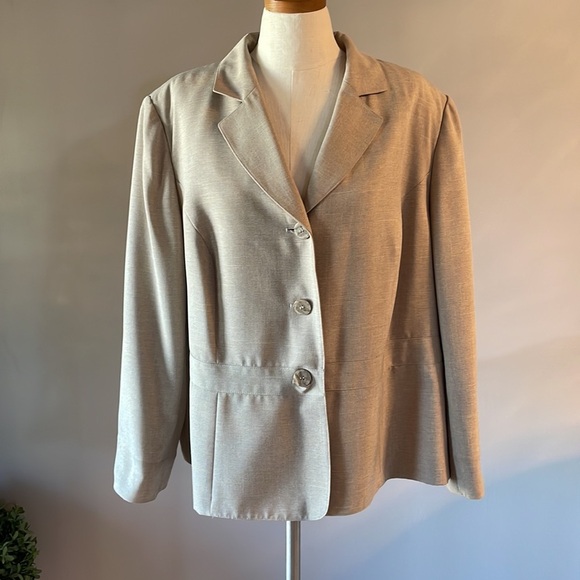 Le Suit Jackets & Blazers - LE SUIT COLLECTION plus size 3 button down blazer / jacket Tan color size 22